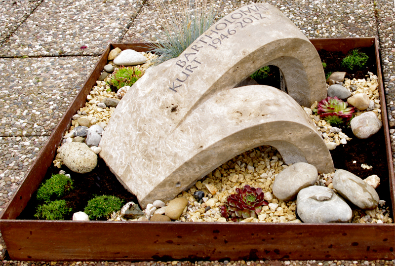 Grabskulptur aus Dolomitgestein